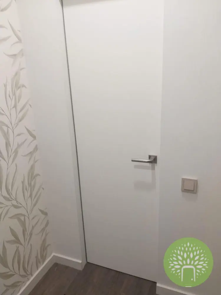 Дверь скрытого монтажа INVISIBLE REVERSE под покраску кромка хром