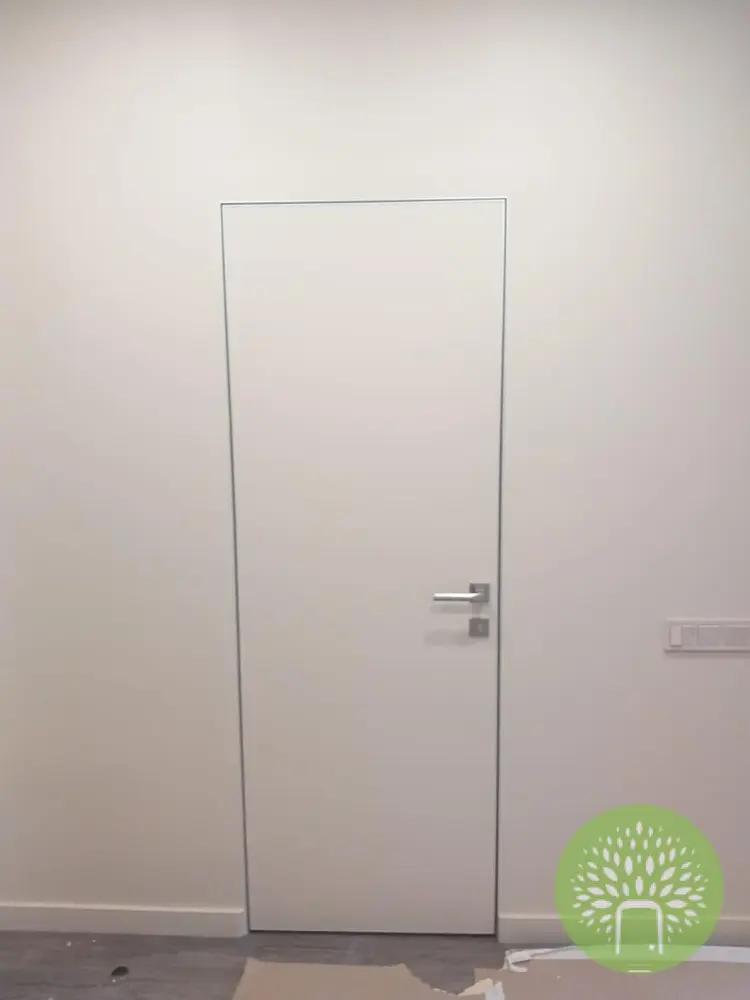 Дверь скрытого монтажа INVISIBLE под покраску кромка хром